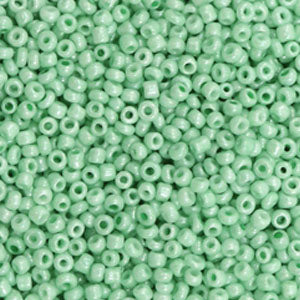 Rocailles 12/0 (2mm) Spring bud green